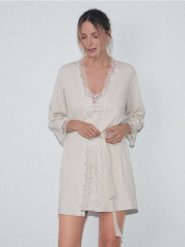 Szlafrok z dekoracyjnym wykończeniem - kremowy. Białe szlafroki damskie Reserved, l, bez wzorów, z bawełny, bez ramiączek. Za 139.99 zł.