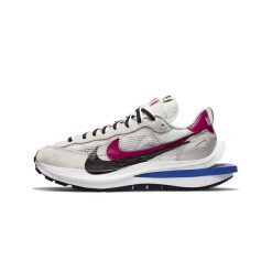 Buty do chodzenia dla dorosłych Nike Sacai Vaporwaffle Sport Fuchsia Game Royal. Czerwone buty treningowe Nike, bez wzorów, z materiału, bez zapięcia, trekkingowe. Za 3,307.65 zł.