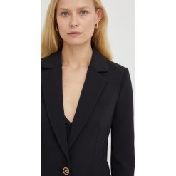 Elisabetta Franchi marynarka kolor czarny jednorzędowa gładka. Czarne marynarki i żakiety Elisabetta Franchi, bez wzorów, klasyczne, bez ramiączek. W wyprzedaży za 1,539.90 zł.
