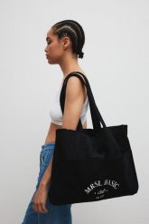 Torba typu shopper bag wykonana ze sztruksu w kolorze TOTALLY BLACK - MRSL BASIC CLUB. Czarne shopper bag Marsala, bez wzorów, z bawełny, eleganckie, bez dodatków. Za 219.90 zł.
