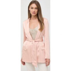 Twinset marynarka kolor różowy niezapinana gładka. Czerwone marynarki i żakiety Twinset, bez wzorów, z tkaniny, klasyczne, bez ramiączek. Za 1,249.90 zł.