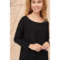 Bluzka Damska Capri BS Czarny. Czarne bluzki blue shadow, bez wzorów, z dzianiny, biznesowe, bez kołnierzyka, bez ramiączek. W wyprzedaży za 79.95 zł.