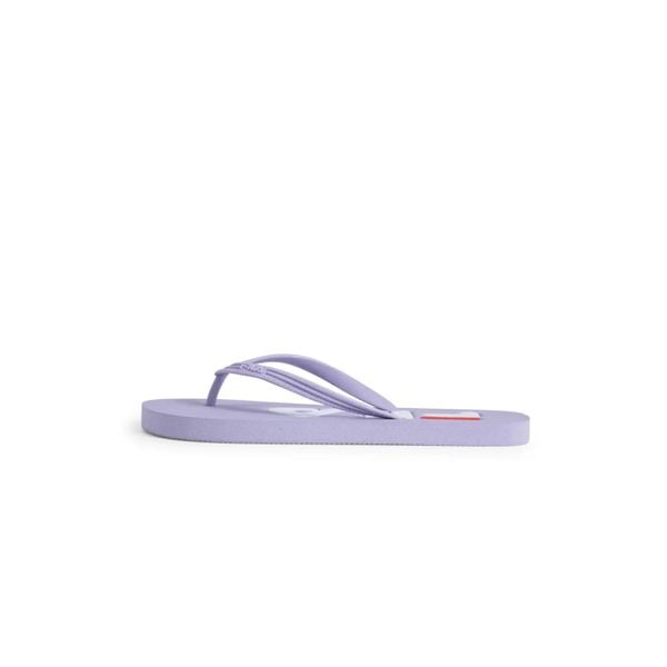 Klapki damskie Fila Troy. Fioletowe klapki Fila, z aplikacjami, z gumy, eleganckie, bez obcasa, bez zapięcia. Za 40.99 zł.
