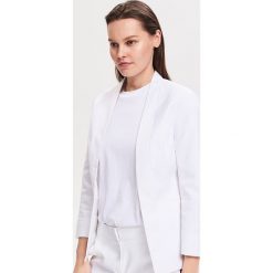 Taliowany żakiet - Biały. Marynarki i żakiety marki Reserved. Za 139.99 zł.