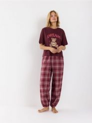 Bawełniana piżama z misiem - bordowy. Czerwone piżamy Reserved, l, bez wzorów, z bawełny, bez kołnierzyka, bez ramiączek. Za 129.99 zł.