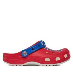 Klapki Crocs. Czerwone klapki Crocs, bez wzorów, bez obcasa, bez zapięcia. Za 359.99 zł.