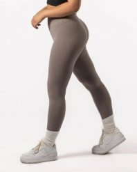 Damskie legginsy 7/8 na jogę i pilates, bez przedniego szwu – piaskowy. Brązowe legginsy AESTHETIC WOLF, bez wzorów, z dzianiny. Za 149.99 zł.