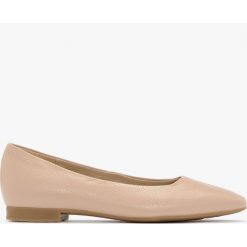 Różowe baleriny z kwadratowym noskiem AUDREY. Czerwone baleriny Ryłko, bez wzorów, ze skóry, bez obcasa, na płaskiej podeszwie, bez zapięcia. Za 249.99 zł.