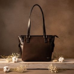 Shopperka skórzana SHE zamsz 726 czekolada. Brązowe torebki klasyczne SHE, bez wzorów, z materiału, eleganckie, zamszowe, bez dodatków. Za 399.99 zł.