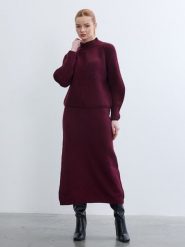 BGN Sweter w kolorze bordowym rozmiar: 38. Czerwone swetry BGN, bez wzorów, prążkowane, bez ramiączek. Za 121.99 zł.