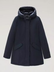 Woolrich Parka puchowa w kolorze granatowym rozmiar: M. Niebieskie płaszcze Woolrich, m, bez wzorów, z puchu, bez kaptura. Za 1,805.27 zł.