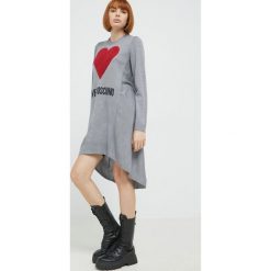 Love Moschino sukienka wełniana kolor szary mini rozkloszowana. Szare sukienki Love Moschino, z aplikacjami, z wełny, z asymetrycznym kołnierzem, bez ramiączek, maxi, asymetryczne. Za 1,669.90 zł.