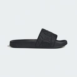 KLAPKI PRYSZNICOWE ADIDAS MARVEL SPIDER-MAN ADILETTE. Czarne klapki adidas, bez wzorów, z syntetyku, klasyczne, bez obcasa, bez zapięcia. Za 179.00 zł.