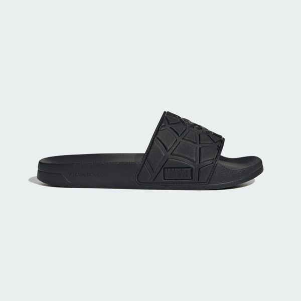 KLAPKI PRYSZNICOWE ADIDAS MARVEL SPIDER-MAN ADILETTE. Czarne klapki adidas, bez wzorów, z syntetyku, klasyczne, bez obcasa, bez zapięcia. Za 179.00 zł.