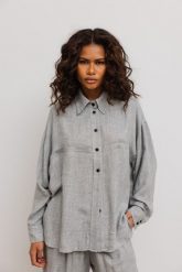 Luźna koszula z kieszeniami w kolorze LIGHT GREY- BERYL-S/M. Szare koszule Marsala, m, bez wzorów, z jeansu, biznesowe, bez kołnierzyka, bez ramiączek. W wyprzedaży za 179.95 zł.