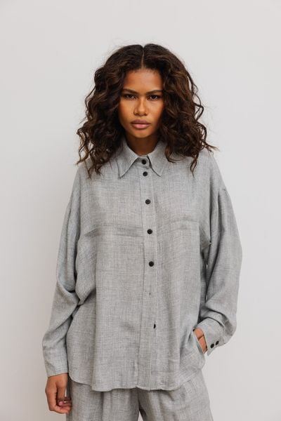 Luźna koszula z kieszeniami w kolorze LIGHT GREY- BERYL-S/M. Szare koszule Marsala, m, bez wzorów, z jeansu, biznesowe, bez kołnierzyka, bez ramiączek. W wyprzedaży za 179.95 zł.
