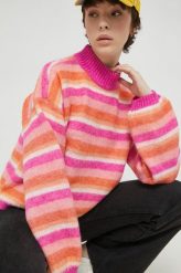 Pieces sweter damski kolor różowy z półgolfem. Czerwone swetry Pieces, l, bez wzorów, z dzianiny, bez ramiączek. W wyprzedaży za 124.99 zł.