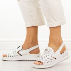 Białe skórzane sandały damskie Cambell 40329. Białe sandały Cambell, z aplikacjami, z jeansu, casualowe, bez obcasa, na platformie, bez zapięcia. Za 229.00 zł.