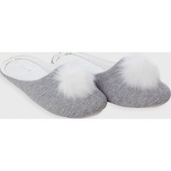 Etam - Kapcie. Szare kapcie Etam, z materiału. W wyprzedaży za 59.90 zł.