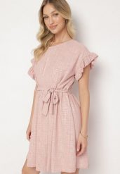 Ciemnoróżowa Sukienka Ozdobiona Falbankami i Paskiem Izulira. Czerwone sukienki Born2be, uniwersalny, bez wzorów, eleganckie, bez kołnierzyka, bez ramiączek, mini. W wyprzedaży za 72.24 zł.