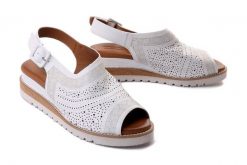 ARTIKER RELAKS 52C0839 biały, sandały damskie. Białe sandały Artiker Relaks, w ażurowe wzory, z gumy, bez obcasa, na koturnie, bez zapięcia. Za 254.90 zł.