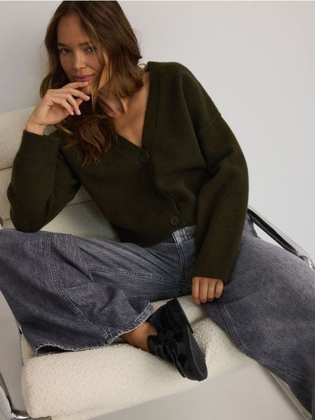 Kardigan z domieszką wełny - ciemnozielony. Zielone swetry Reserved, l, bez wzorów, z dzianiny, bez ramiączek. W wyprzedaży za 89.99 zł.