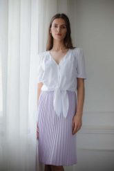 Biała Bluzka Zapinana na Guziki z Wiązaniem. Białe bluzki Figl, xl, bez wzorów, z elastanu, bez kołnierzyka, bez ramiączek. Za 179.00 zł.