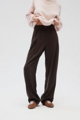 Eleganckie spodnie z zakładkami w kolorze DEEP BROWN - DERRY-M/L. Brązowe spodnie materiałowe Marsala, bez wzorów, z gumy, eleganckie. Za 399.90 zł.