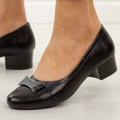 Czarne czółenka damskie na obcasie Jezzi asa200-15. Czarne czółenka Jezzi, na jesień, z aplikacjami, z materiału, eleganckie, bez obcasa, na obcasie, bez zapięcia. Za 189.00 zł.