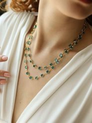 L'Atelier de Gaia Pozłacany naszyjnik z kryształami - dł. 45 cm rozmiar: onesize. Niebieskie naszyjniki L'Atelier de Gaia, z materiału, z kryształem, pozłacane. Za 79.21 zł.