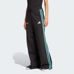 Spodnie Mercedes - Amg Petronas Formula One Team Dna. Białe spodnie dresowe adidas, bez wzorów, z dresówki. Za 299.00 zł.