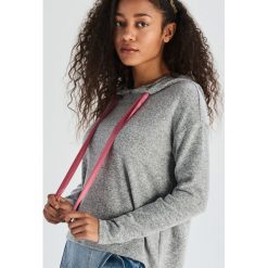 Krótki sweter z kapturem - Jasny szar. Swetry marki Sinsay. W wyprzedaży za 29.99 zł.