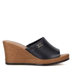 Klapki Lasocki. Czarne klapki Lasocki, bez wzorów, bez obcasa, bez zapięcia. Za 169.99 zł.