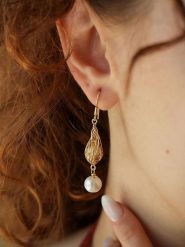 L'Atelier de Gaia Pozłacane kolczyki z perłami rozmiar: onesize. Białe kolczyki L'Atelier de Gaia, z perłą, pozłacane. Za 63.45 zł.