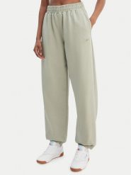 Reebok Spodnie dresowe Reebok x Ewa Chodakowska Ada RK25621CCW Zielony Relaxed Fit. Zielone spodnie dresowe Reebok, bez wzorów, z bawełny. Za 249.99 zł.