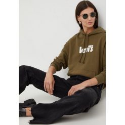 Levi's bluza bawełniana damska kolor zielony z kapturem z nadrukiem. Zielone bluzy Levi's, m, bez wzorów, z bawełny, bez ramiączek, z kapturem. Za 379.99 zł.