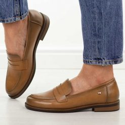 Camelowe skórzane mokasyny damskie Vinceza 18131. Brązowe mokasyny VINCEZA, bez wzorów, z jeansu, z okrągłym noskiem. W wyprzedaży za 192.72 zł.