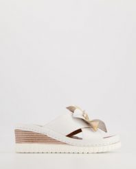 BIAŁE KLAPKI 204 WHITE. Białe klapki Venezia, bez wzorów, ze skóry, bez obcasa, bez zapięcia. Za 299.00 zł.