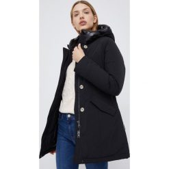 Woolrich kurtka puchowa damska kolor czarny zimowa. Czarne kurtki Woolrich, na zimę, m, bez wzorów, z materiału, bez kaptura. Za 3,669.90 zł.