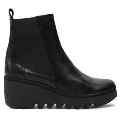 Botki Fly London. Czarne botki Fly London, bez wzorów, bez obcasa, na koturnie, bez zapięcia. Za 499.99 zł.