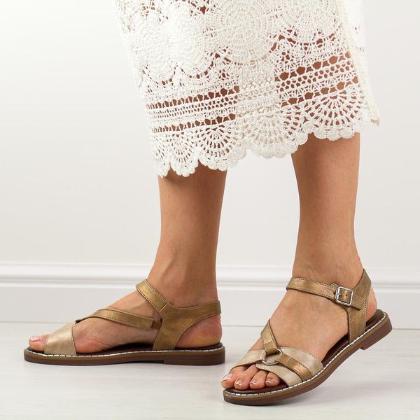 Złote sandały damskie M.Daszyński 2266-1. Żółte sandały M.Daszyński, bez wzorów, ze skóry, bez obcasa, bez zapięcia. Za 119.00 zł.