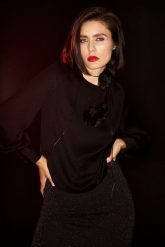 Elegancka koszula z bufiastymi rękawami czarna. Czarne koszule MOODO, l, bez wzorów, z poliesteru, eleganckie, bez kołnierzyka, bez ramiączek. W wyprzedaży za 59.99 zł.