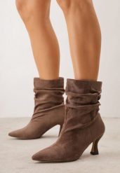 Ciemnobeżowe Drapowane Botki na Geometrycznej Szpilce Carisma. Brązowe botki Born2be, bez wzorów, eleganckie, bez obcasa, na obcasie, bez zapięcia. Za 159.99 zł.
