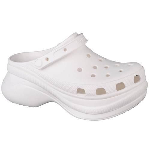 Buty do chodzenia damskie Crocs W Classic Bae Clog. Białe buty treningowe Crocs, na lato, bez wzorów, z materiału, bez zapięcia, trekkingowe. Za 337.35 zł.