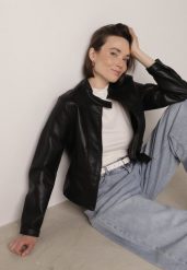 Czarna Kurtka Ramoneska o Taliowanym Kroju ze Stójką Fezinia. Czarne kurtki Born2be, l, bez wzorów, z jeansu, eleganckie, bez kaptura. Za 119.99 zł.