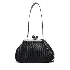 Torebka Weekend Max Mara. Czarne torebki klasyczne Weekend Max Mara, bez wzorów, klasyczne, bez dodatków. Za 2,239.00 zł.