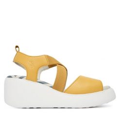 Sandały Fly London. Żółte sandały Fly London, bez wzorów, bez obcasa, na koturnie, bez zapięcia. Za 547.99 zł.