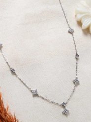 Lodie Silver Posrebrzany naszyjnik z elementami ozdobnymi - dł. 42 cm rozmiar: onesize. Szare naszyjniki Lodie Silver, z materiału, z cyrkonią, metalowe. Za 73.99 zł.