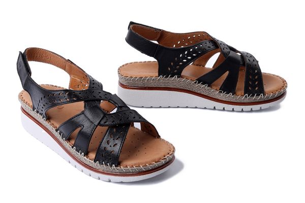 MANITU 910278-01 schwarz, sandały damskie. Czarne sandały Manitu, w ażurowe wzory, ze skóry, bez obcasa, na koturnie, bez zapięcia. Za 284.90 zł.