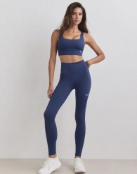 Damskie legginsy z wysokim stanem, squat proof, z tylną kieszenią Core granatowe. Niebieskie legginsy AIM'N, xs, bez wzorów, z elastanu, z podwyższonym stanem, do biegania. Za 301.00 zł.